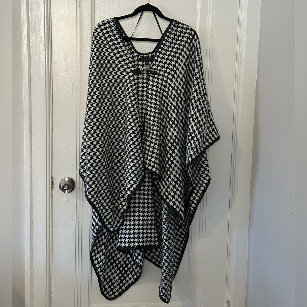 Marc New York Black and White Houndstooth Cape
